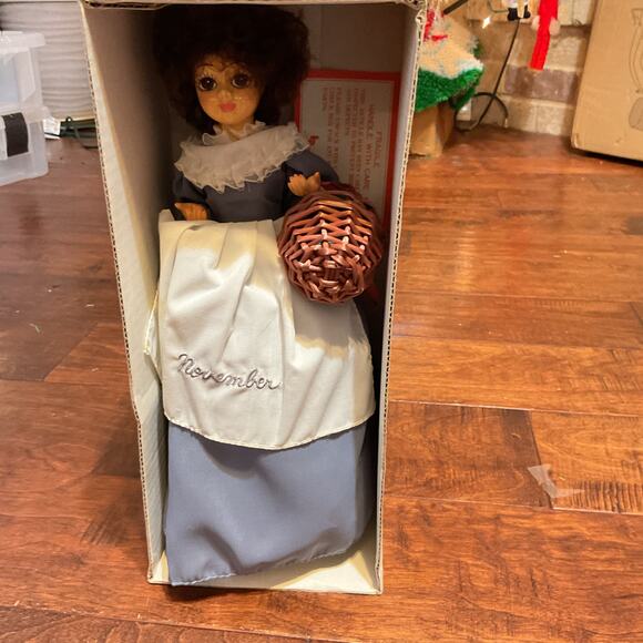 Vintage Brinn's What the World Needs Now Doll Music Box- 2NGN 210.5 - 1986 - Picture 1 of 7
